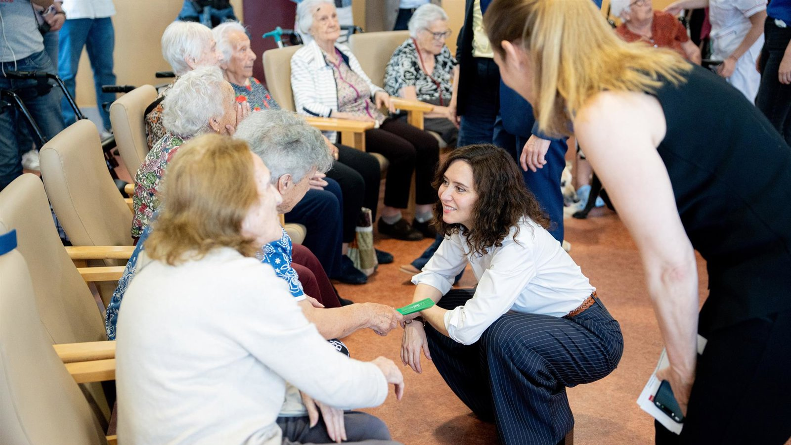 Ayuso presenta un plan para construir 40 residencias y 40 centros de día en Madrid