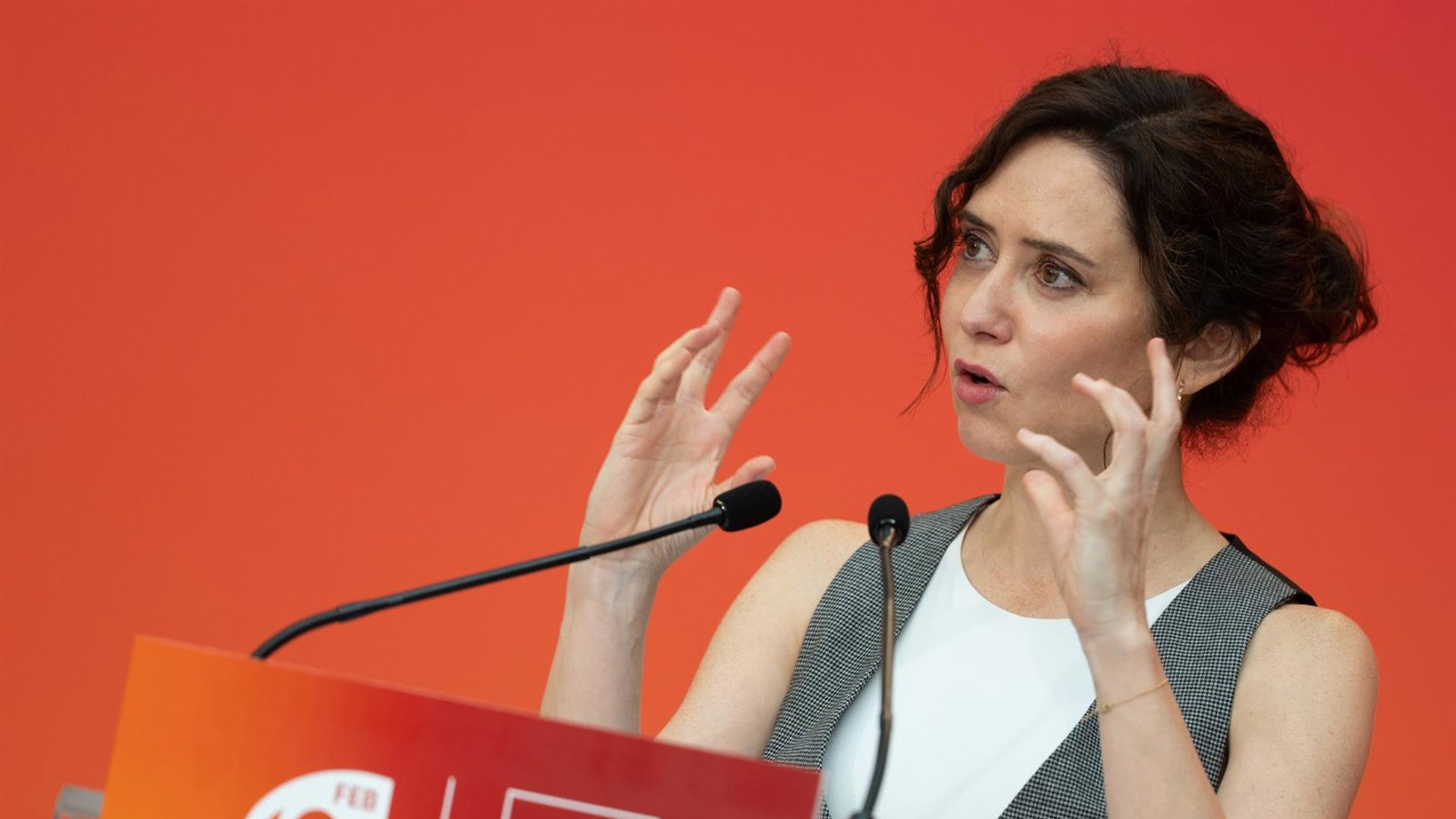 Ayuso critica el "odio al extranjero" pero advierte: "No queremos un país de machetazos y bandas"