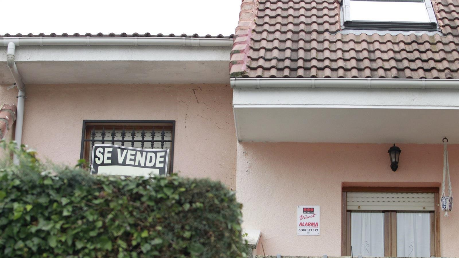 La compraventa de vivienda cae un 3% en Madrid en febrero, por encima del descenso nacional
