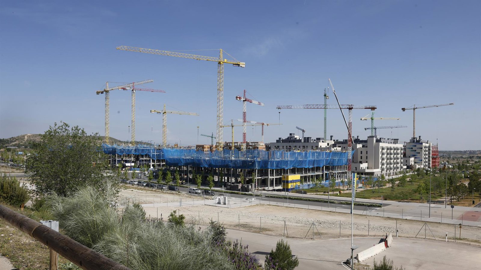 Ayuso anuncia la licitación de 130 viviendas asequibles en Los Berrocales