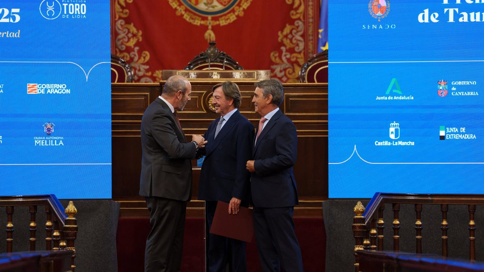 Curro Vázquez recoge en el Senado el Premio Nacional de Tauromaquia