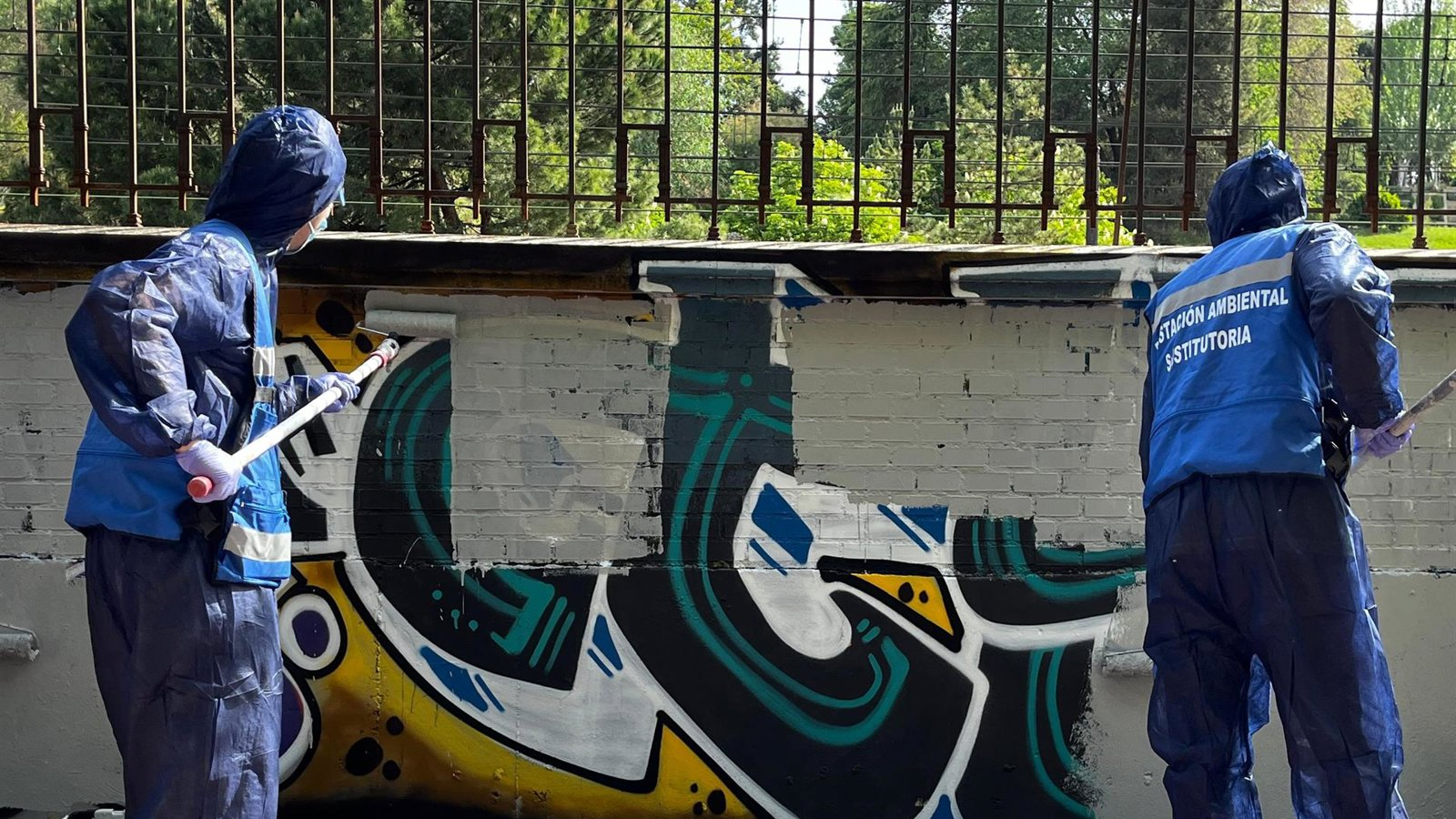 Los grafiteros multados en Madrid limpian 6.000 metros cuadrados de pintadas para evitar pagar sanciones