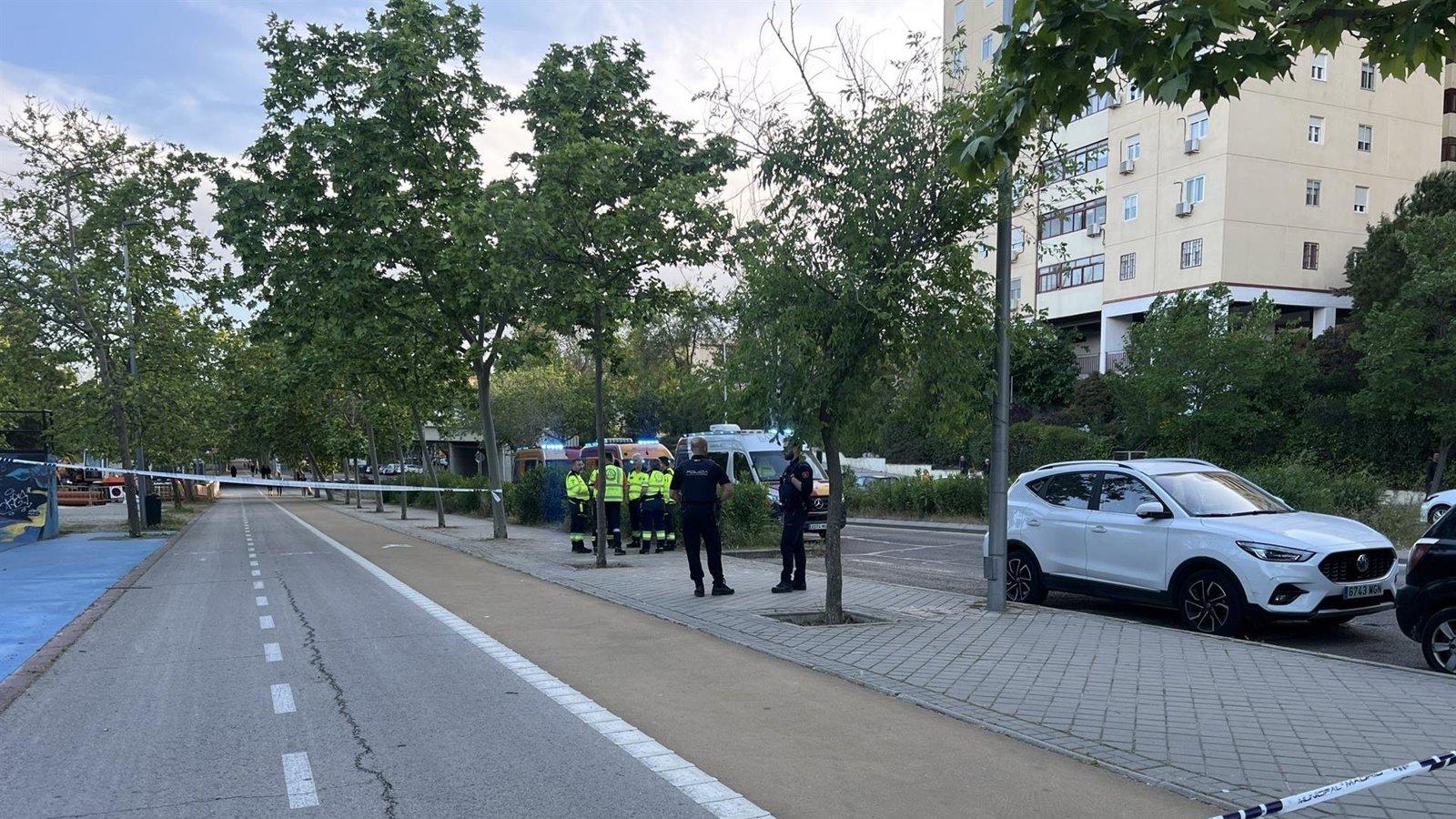 Hospitalizado en estado grave un hombre de 66 años tras ser arrollado por un patinete en Puente de Vallecas; el conductor huyó