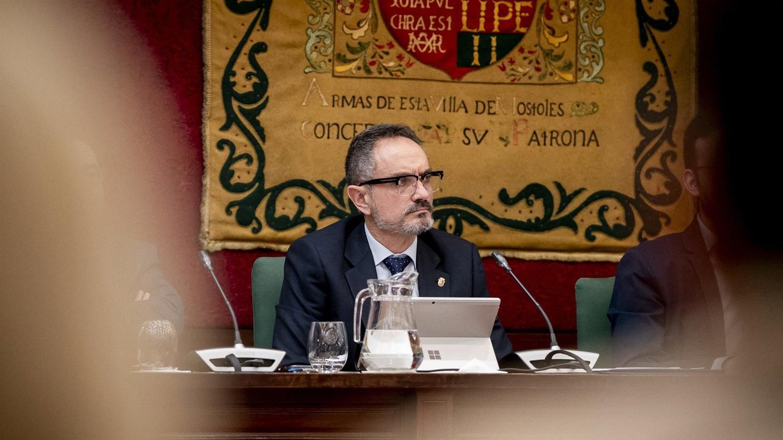 Un juzgado admite a trámite la querella por acoso contra el alcalde de Móstoles y el PP