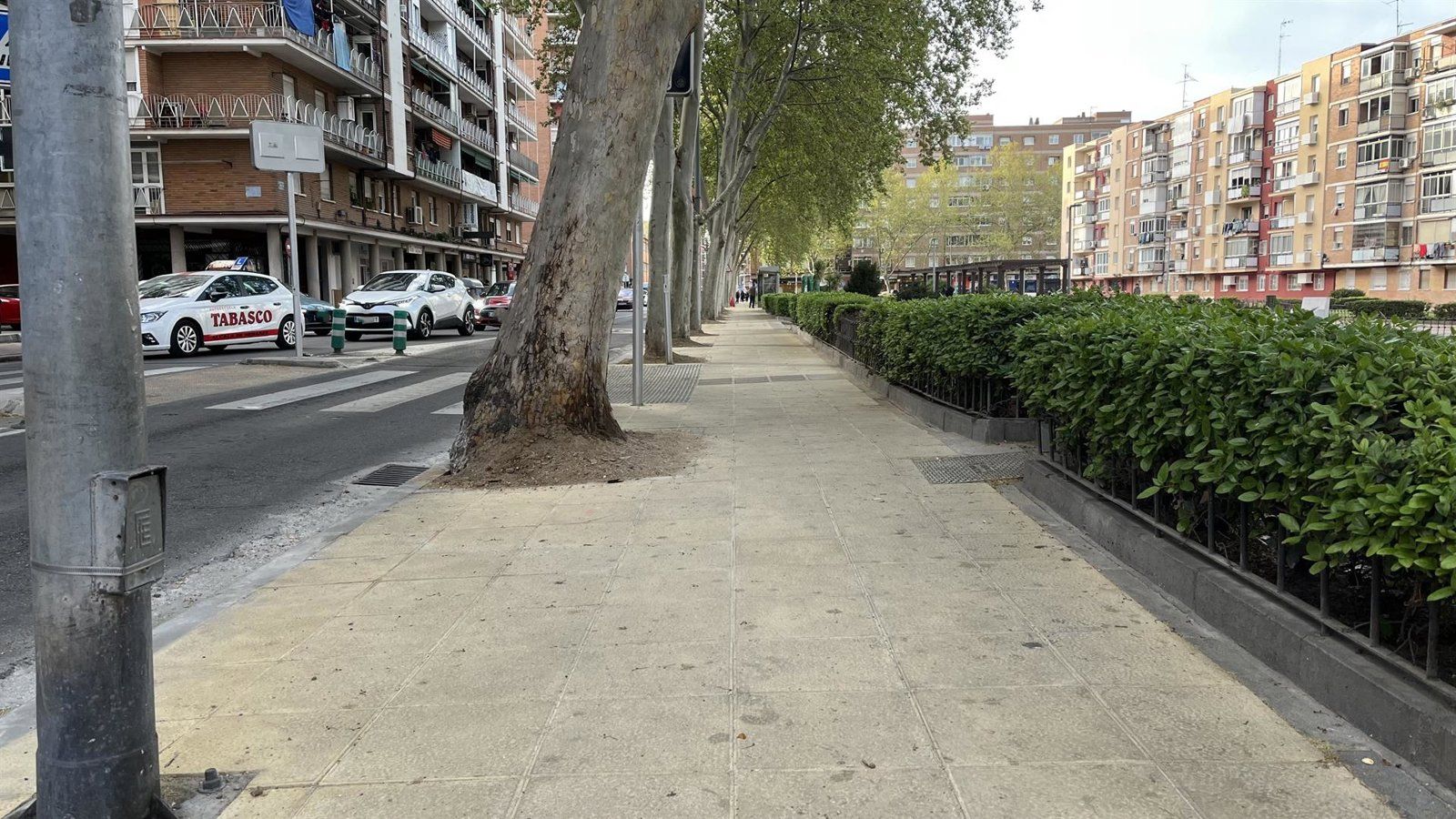 El Ayuntamiento renueva las aceras de Caballería Española en Alcalá de Henares