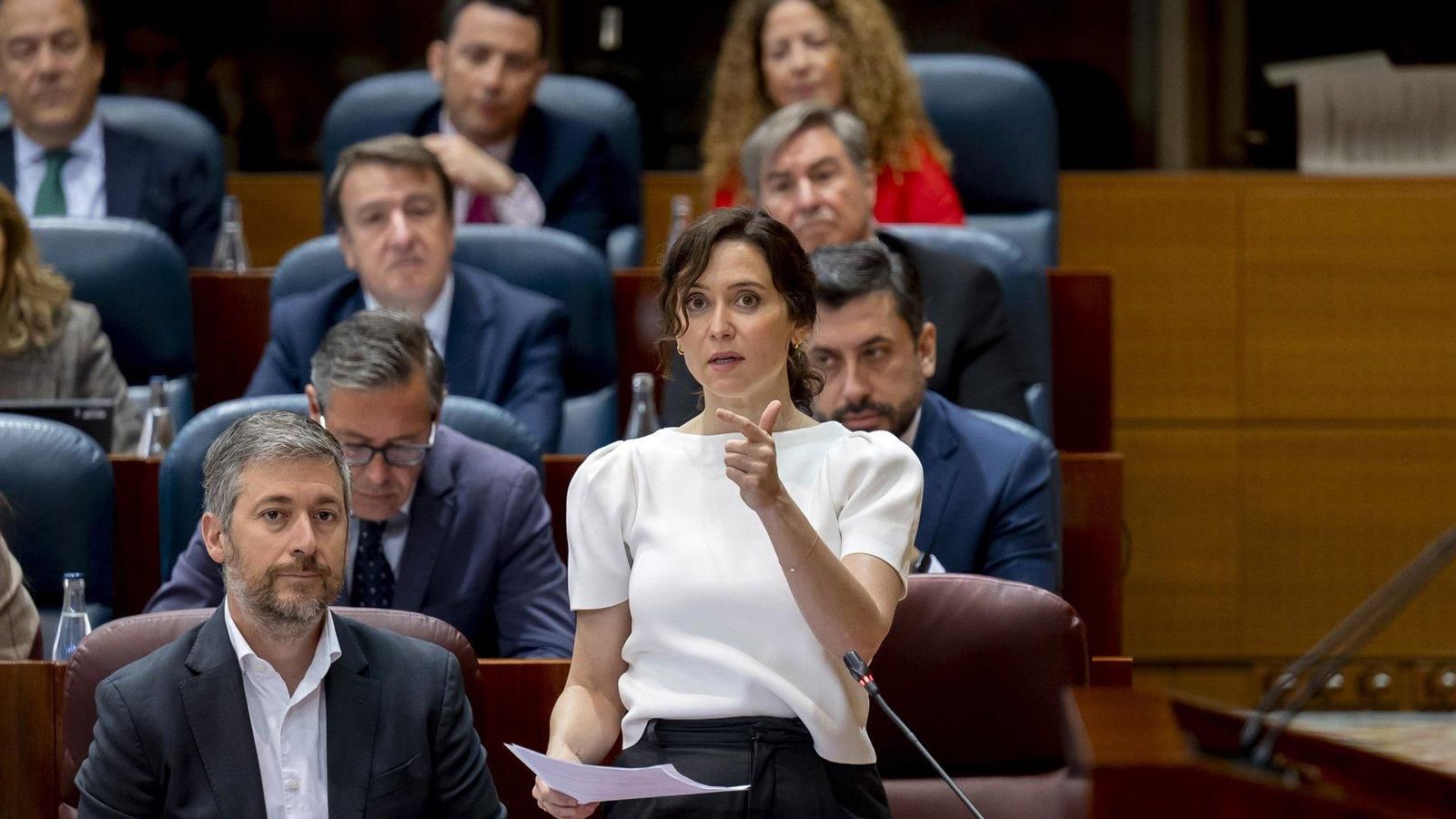 Ayuso acusa a Vox de tratar "como escoria" a los inmigrantes cada pleno