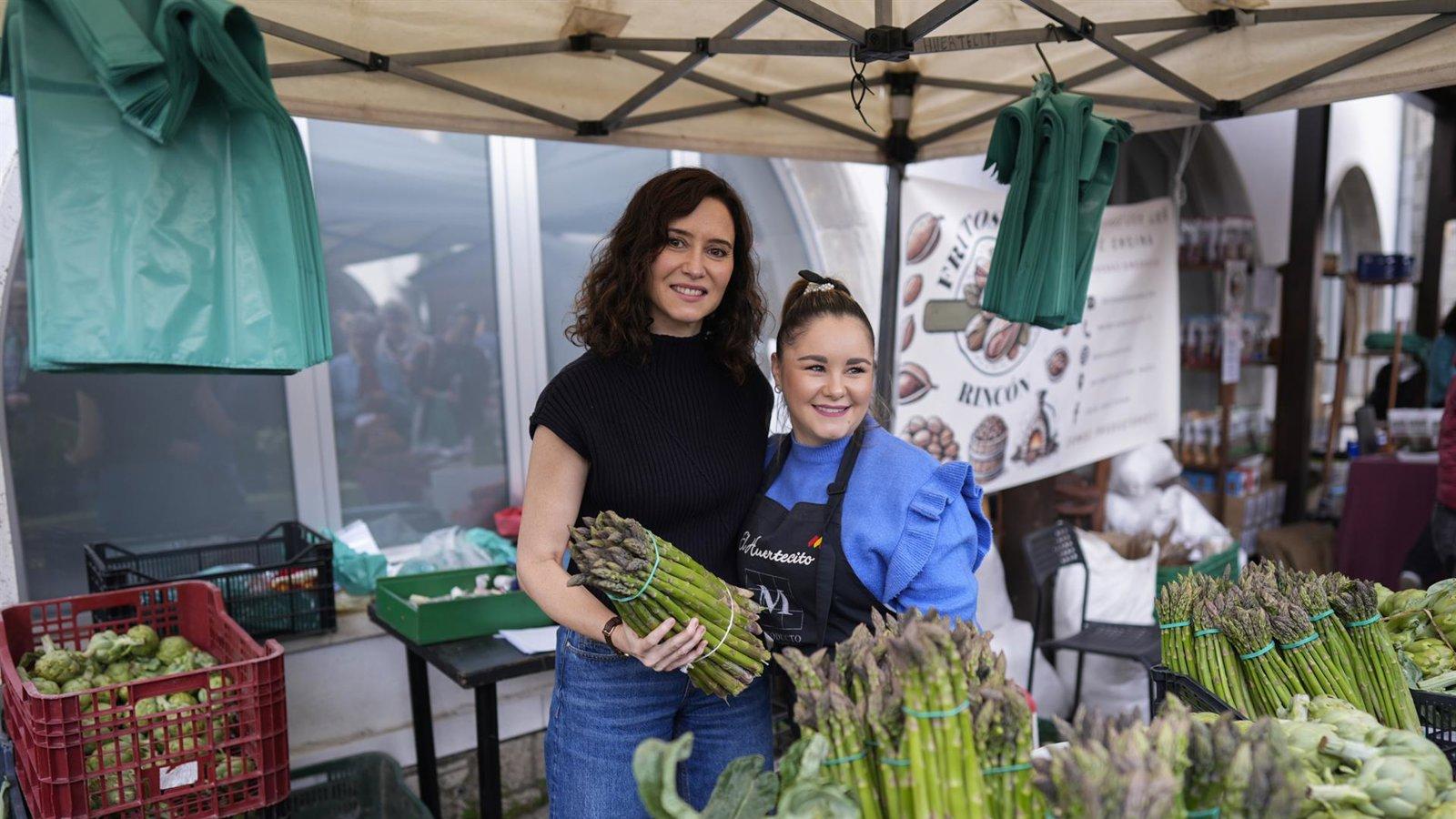 Ayuso impulsa el consumo local en el Día de Mercado con 62 productores en Madrid