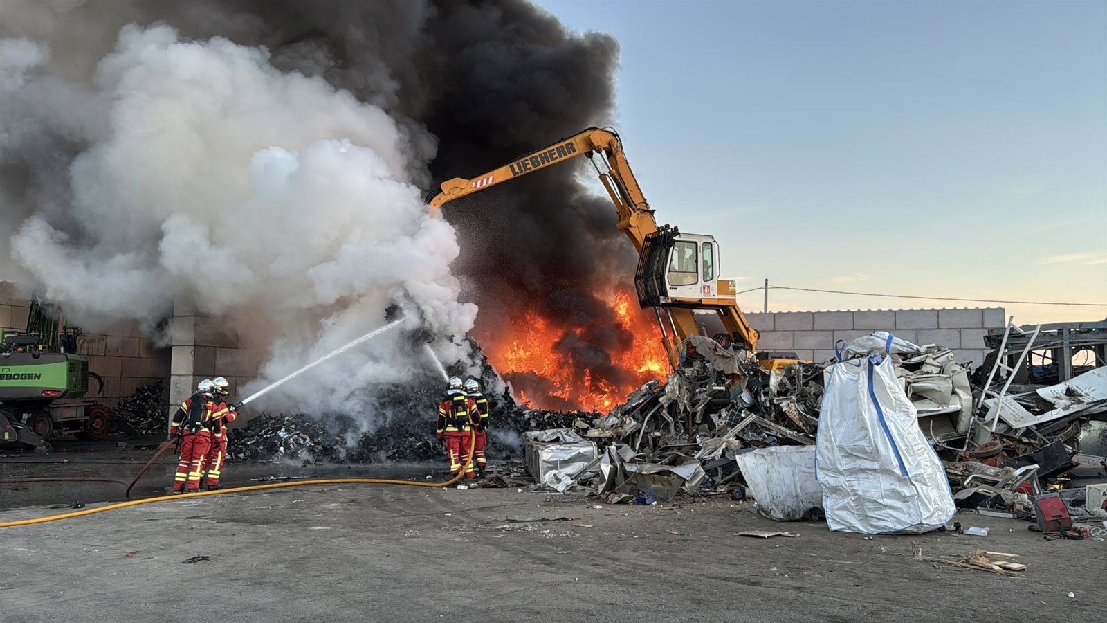 Un incendio en una planta de reciclaje de Torrejón de Velasco moviliza a 12 dotaciones de bomberos