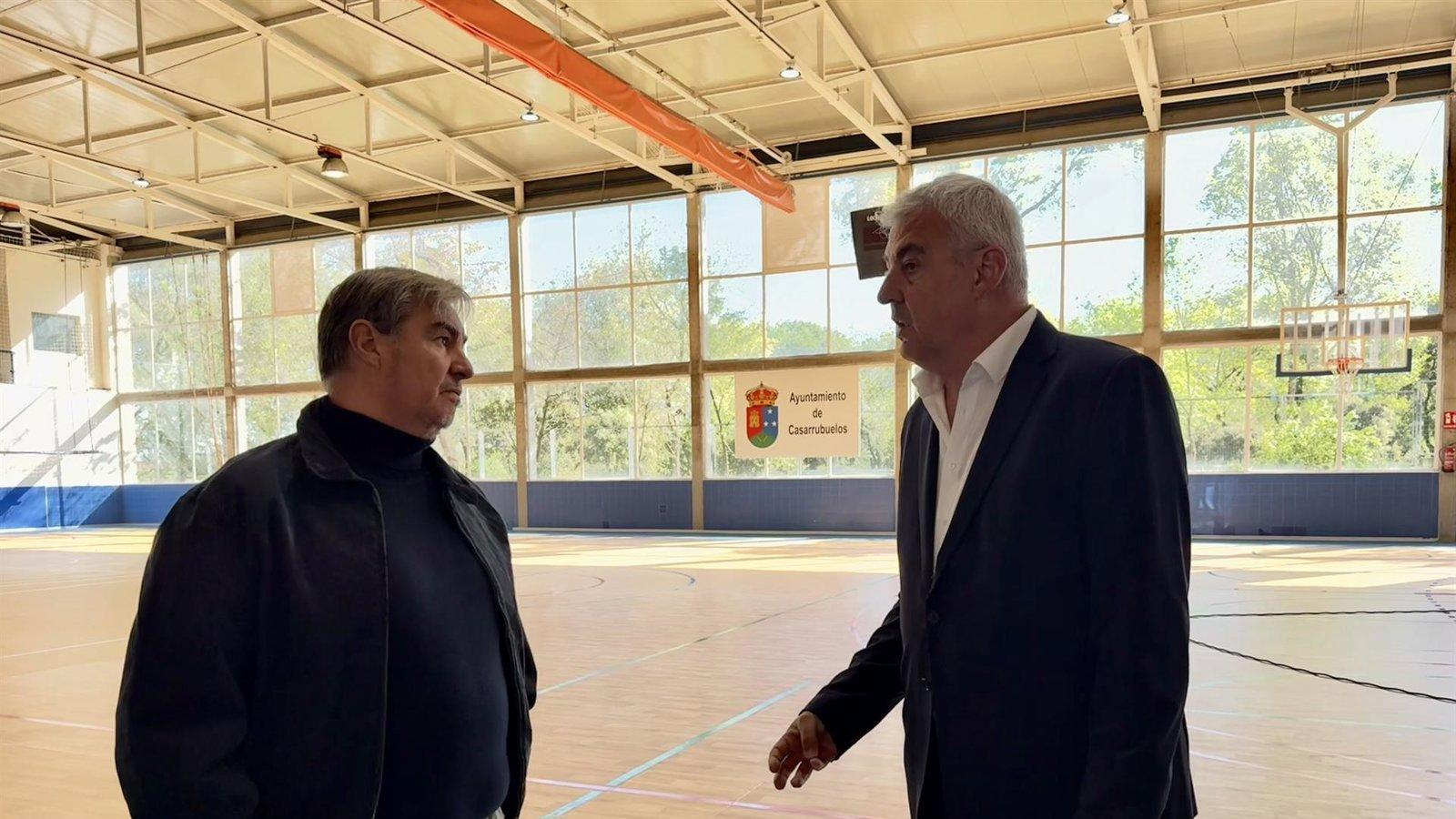 La Comunidad de Madrid mejora calles y polideportivo de Casarrubuelos con fondos del PIR