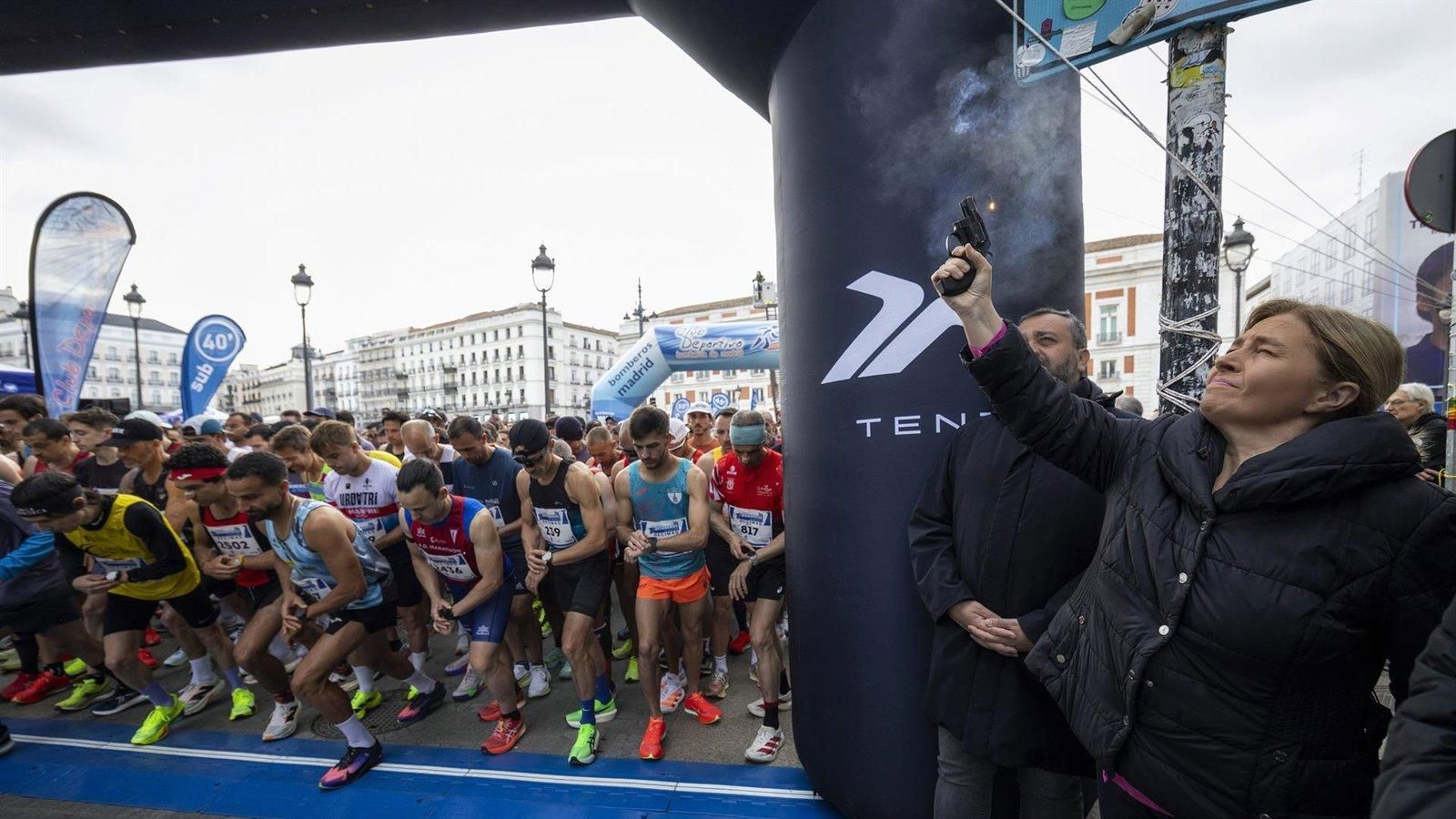 Casi 4.000 corredores participan en la Carrera de Bomberos de Madrid por el centro