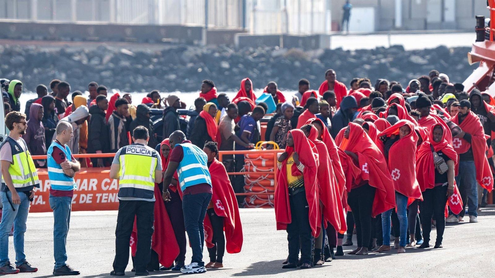 El Gobierno incrementa en más de mil las plazas ordinarias para menores migrantes
