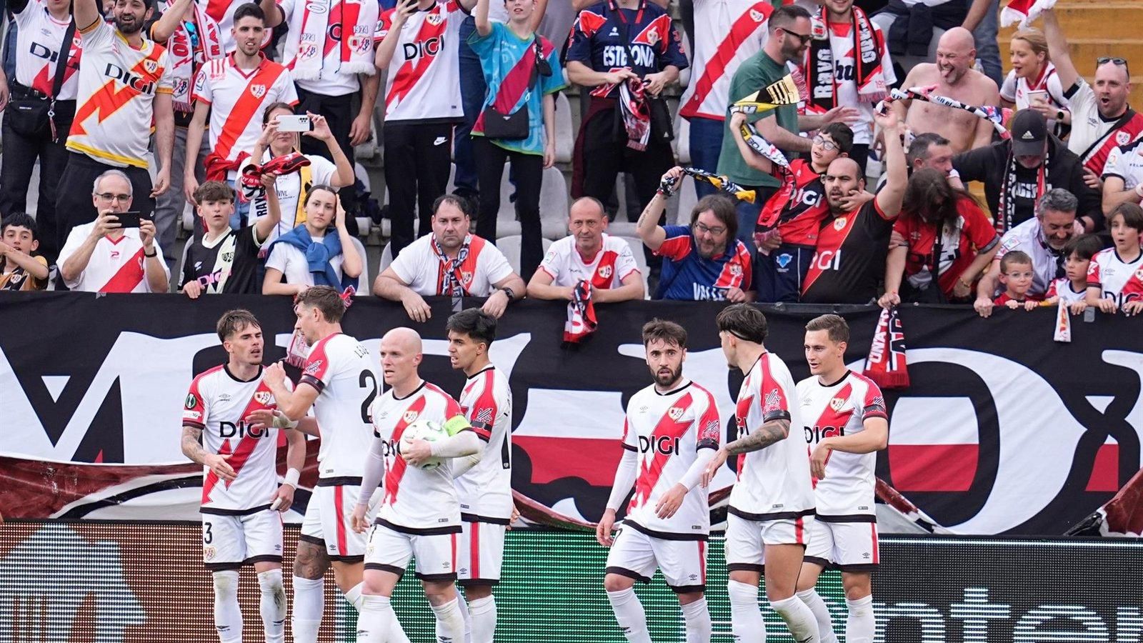 El Rayo golea al AEK y acaricia las semifinales de la Conference League