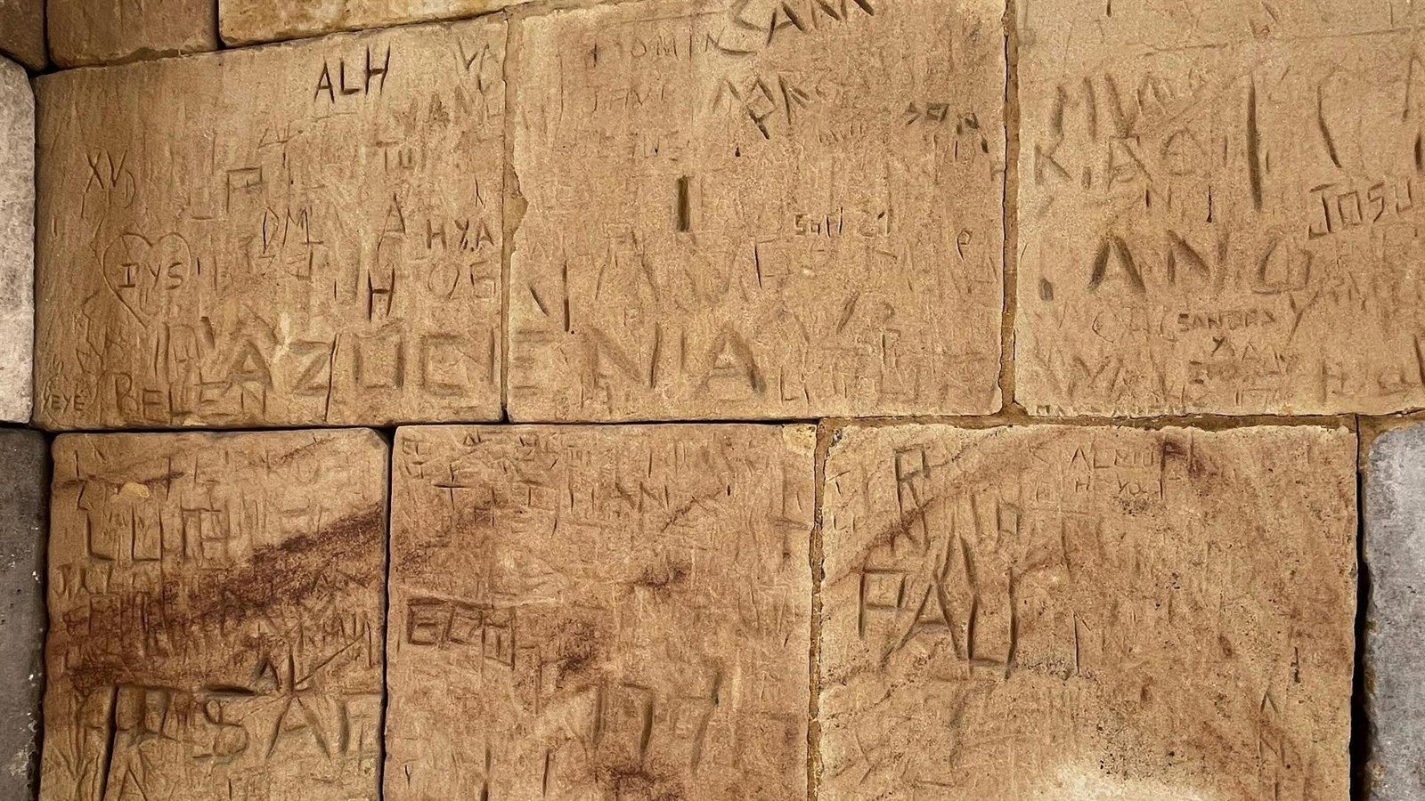 El Templo de Debod sufre actos vandálicos con pintadas y daños en sus portales