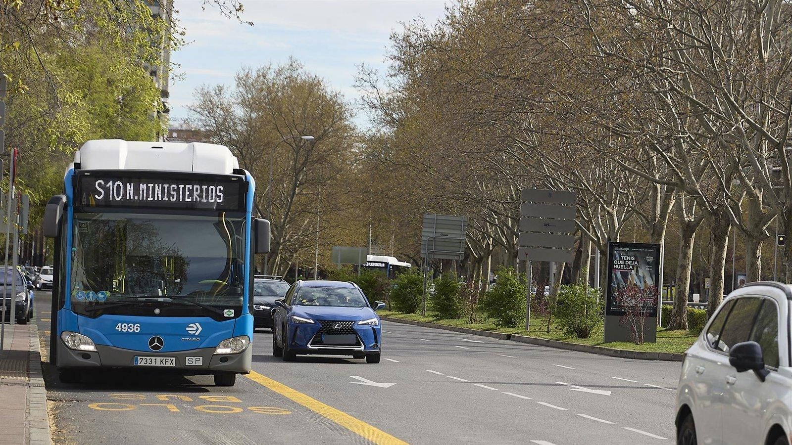 Los autobuses especiales por el corte de la línea 10 de Metro suman ya 181.000 viajeros