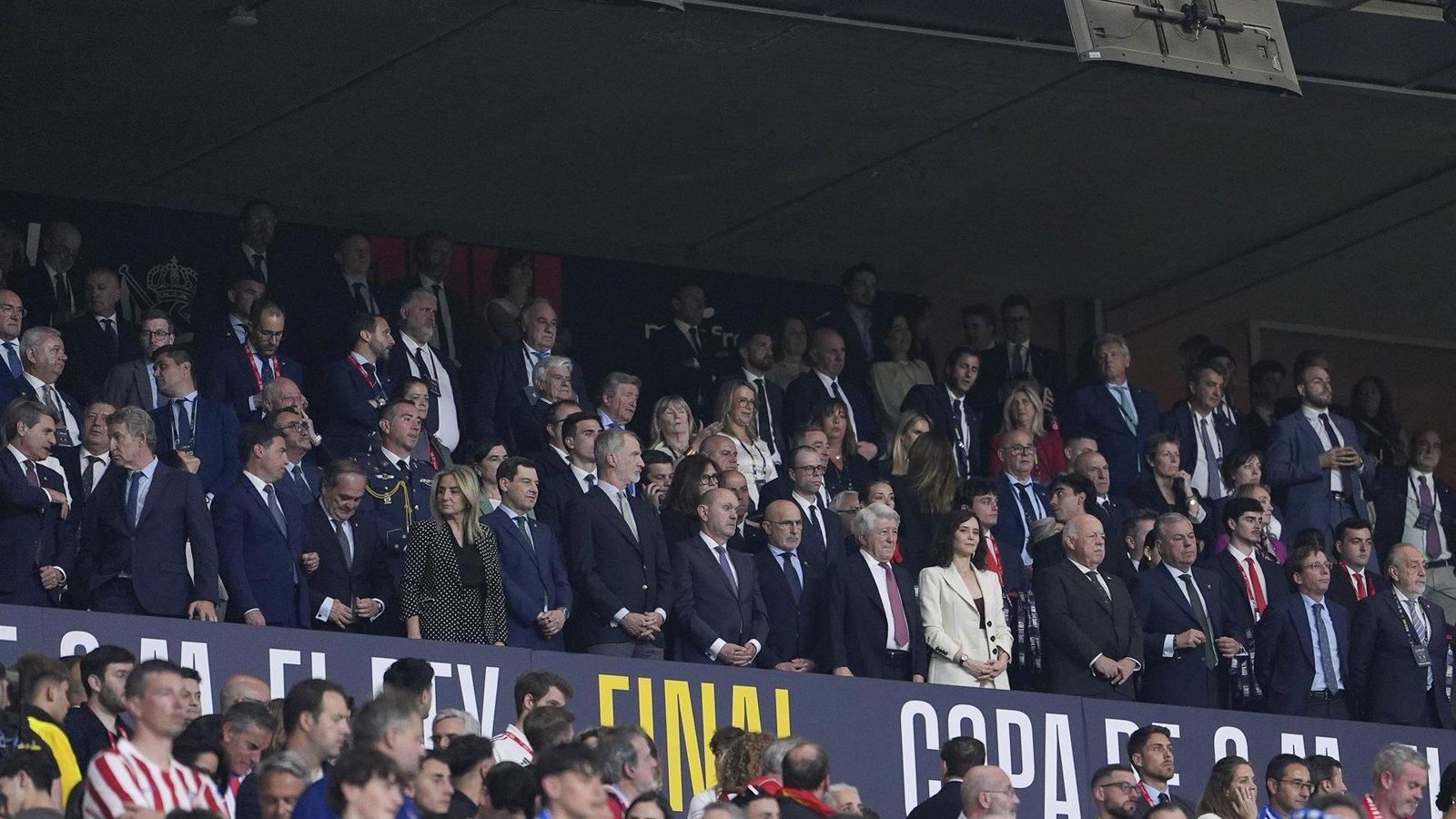 Ayuso afirma que saludó a todos los futbolistas en la final de Copa