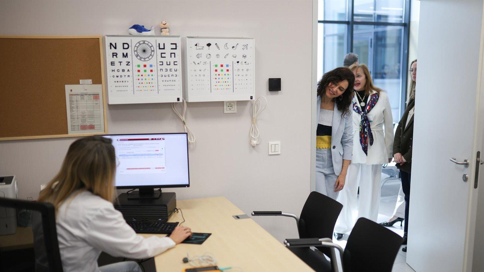 Ayuso ensalza a la Atención Primaria madrileña y destaca que resuelve el 90% de las consultas