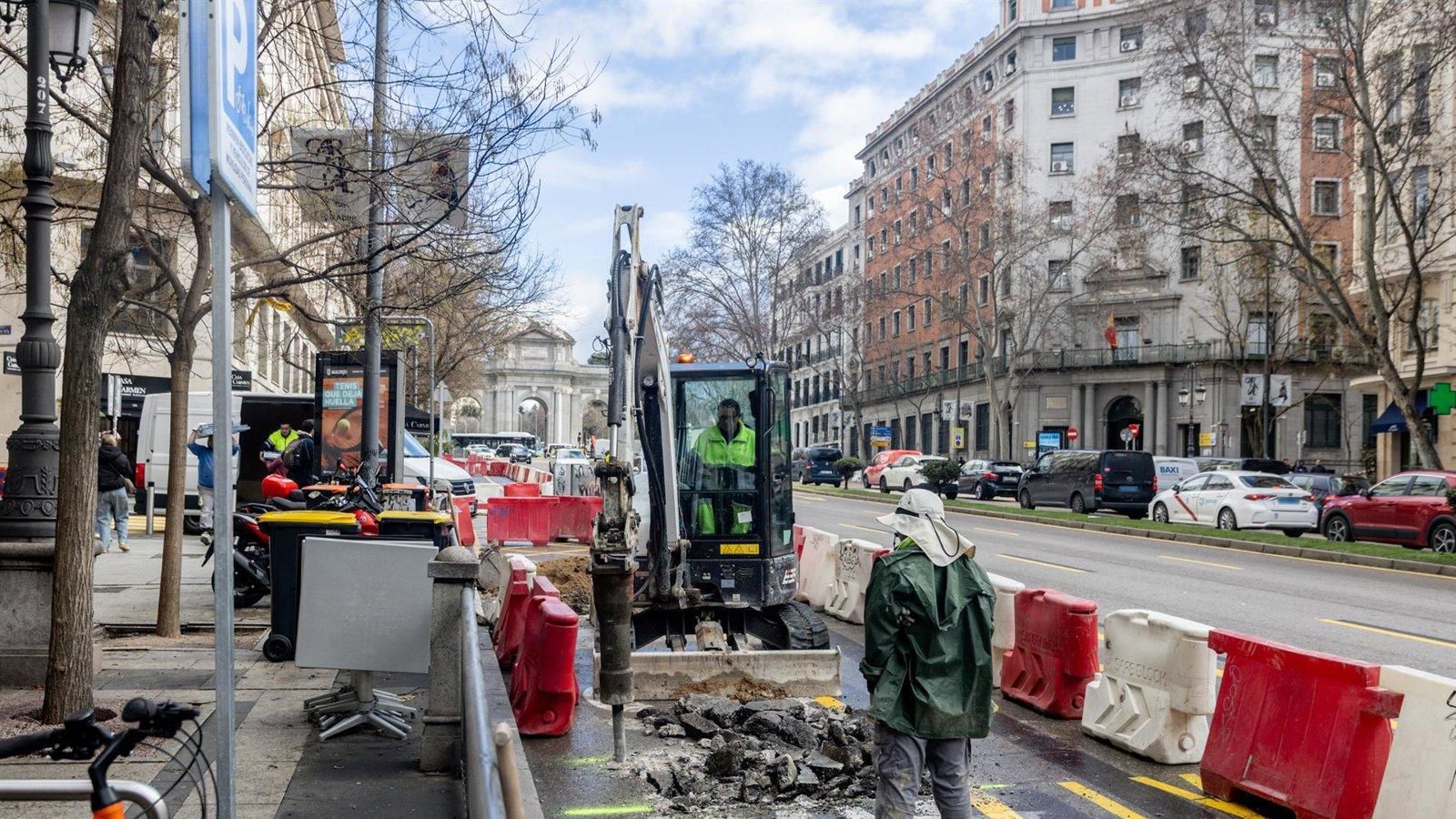 Las obras en la Puerta de Alcalá revelan restos del antiguo tranvía
