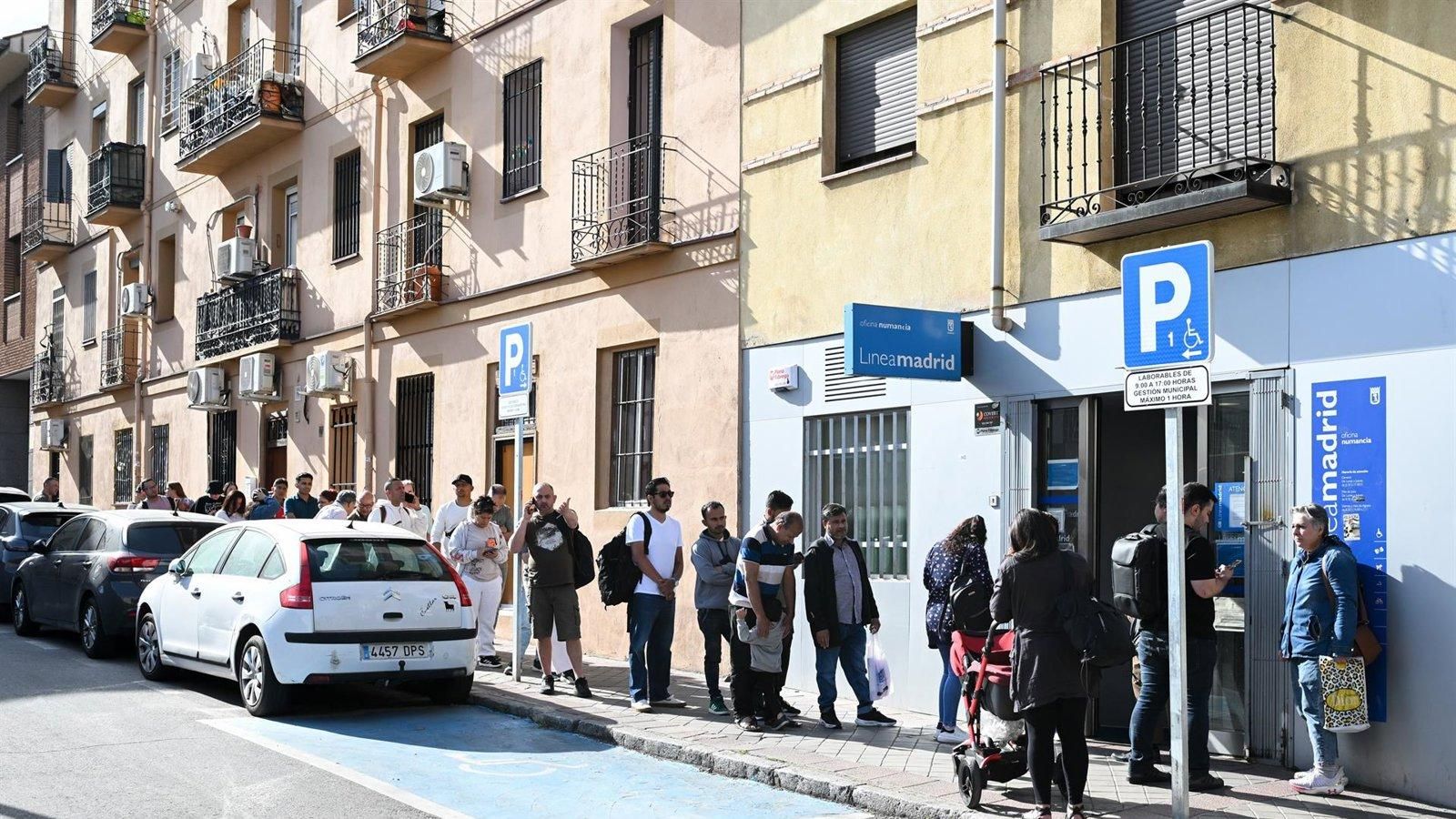 Madrid denuncia un aluvión de citas por la regularización y endurece los certificados de vulnerabilidad