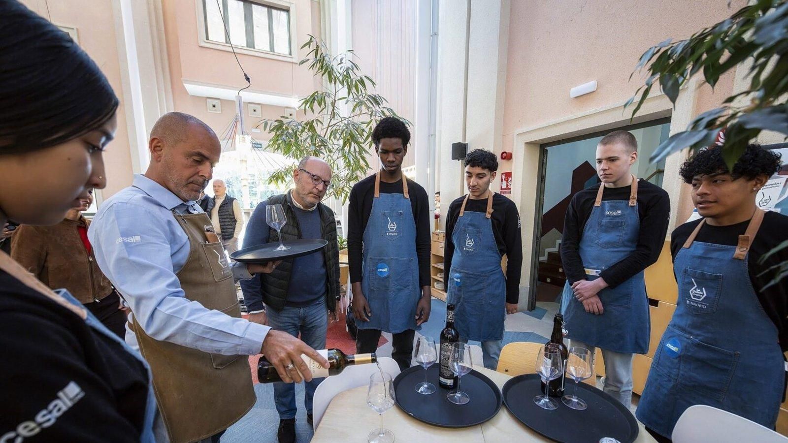 El programa municipal La Quinta Cocina facilitó la inserción laboral de 66 jóvenes en exclusión en Madrid durante 2025