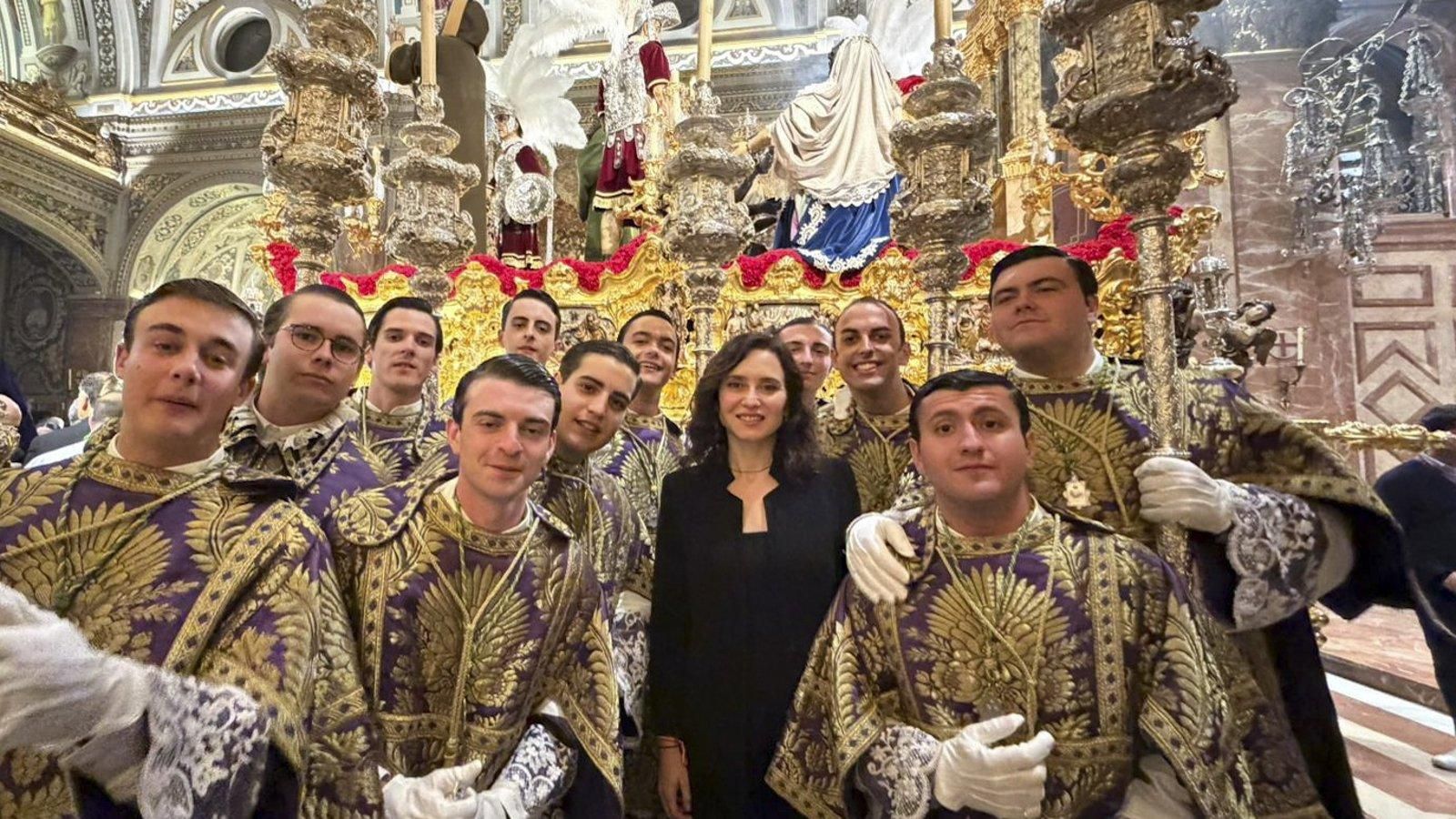 Díaz Ayuso asiste a las procesiones de la Madrugá de Sevilla