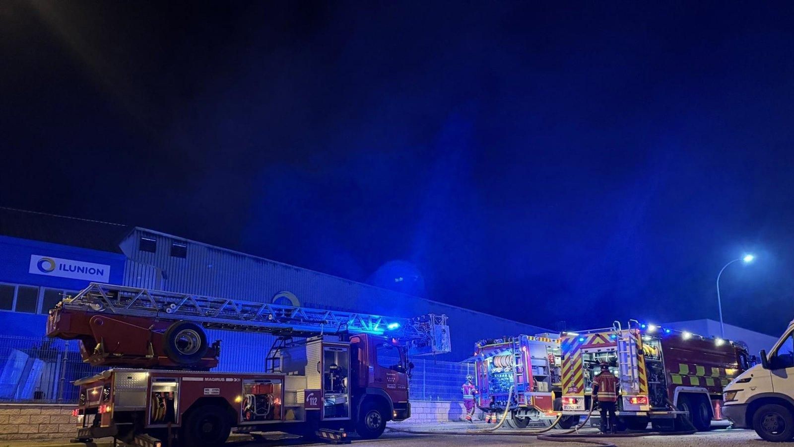 Los bomberos estabilizan el incendio de la chatarrería de Campo Real tras afectar a 2.000 metros cuadrados