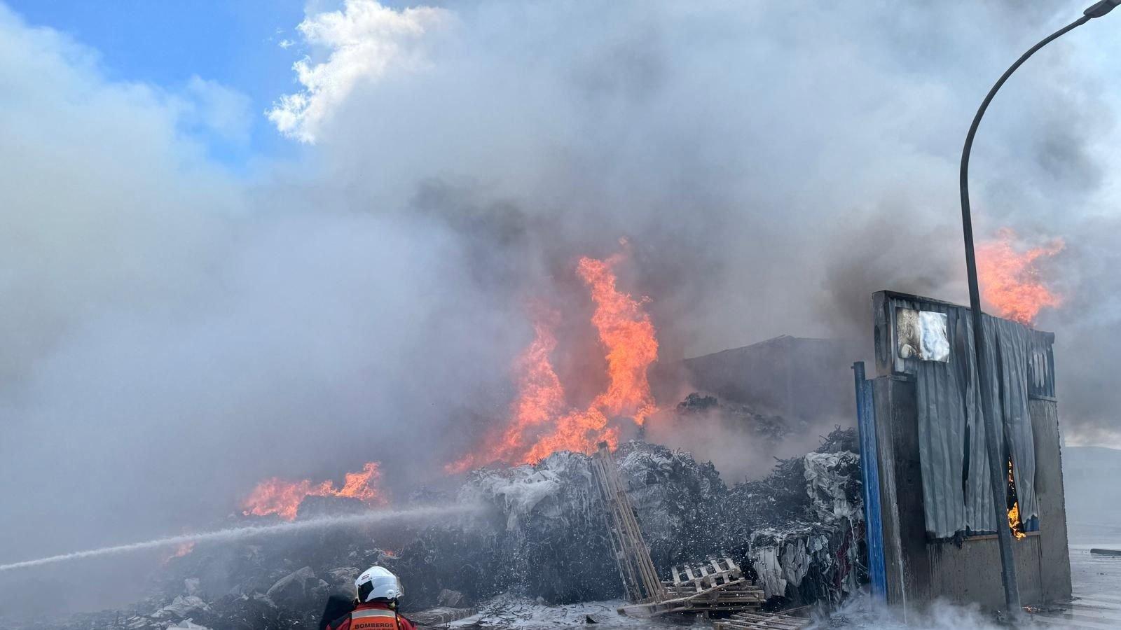 Los bomberos evitan que un incendio en una nave de Alcalá alcance una gasolinera