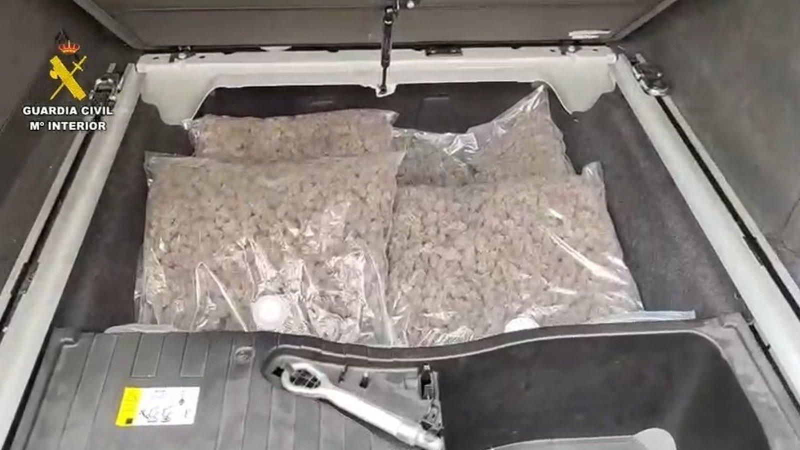Dos detenidos entre Navalcarnero y Casarrubios con cuatro kilos de marihuana envasada al vacío en un doble fondo