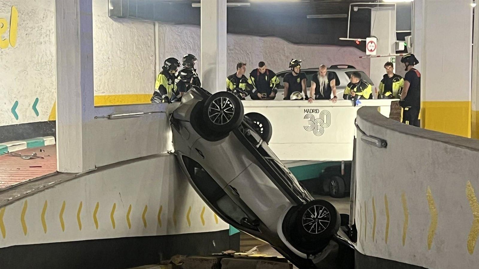 Un coche vuelca en el parking de Olavide en Madrid y deja dos heridos leves de 70 años