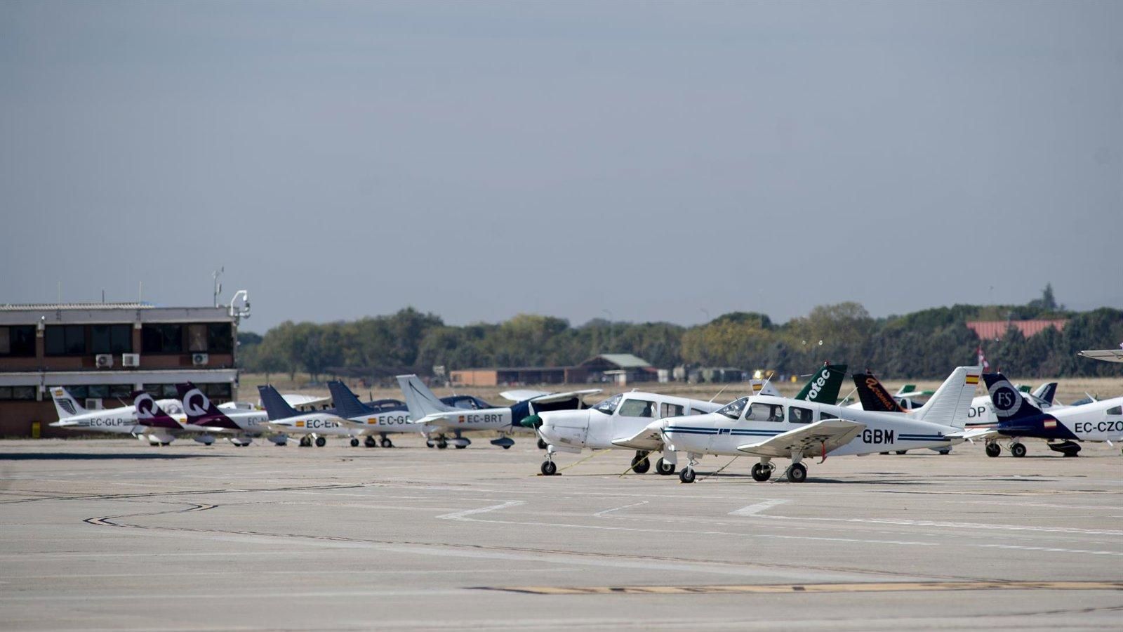 Una avioneta vuelca en Alcorcón tras un aterrizaje de emergencia desde Cuatro Vientos
