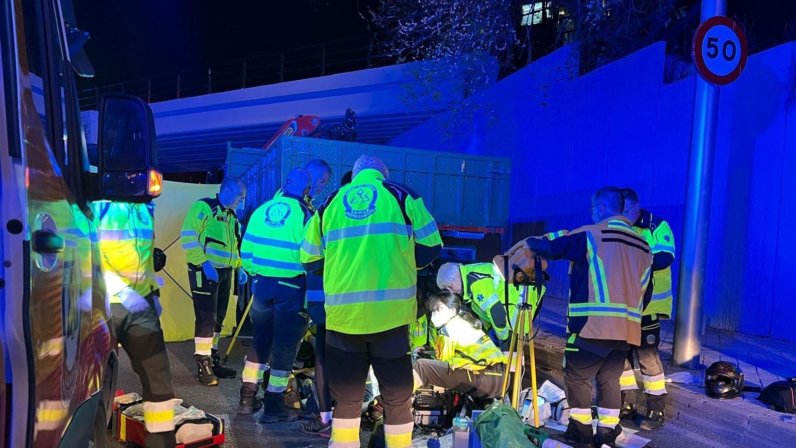 Muere un motorista de 29 años tras chocar con un camión en Arganzuela