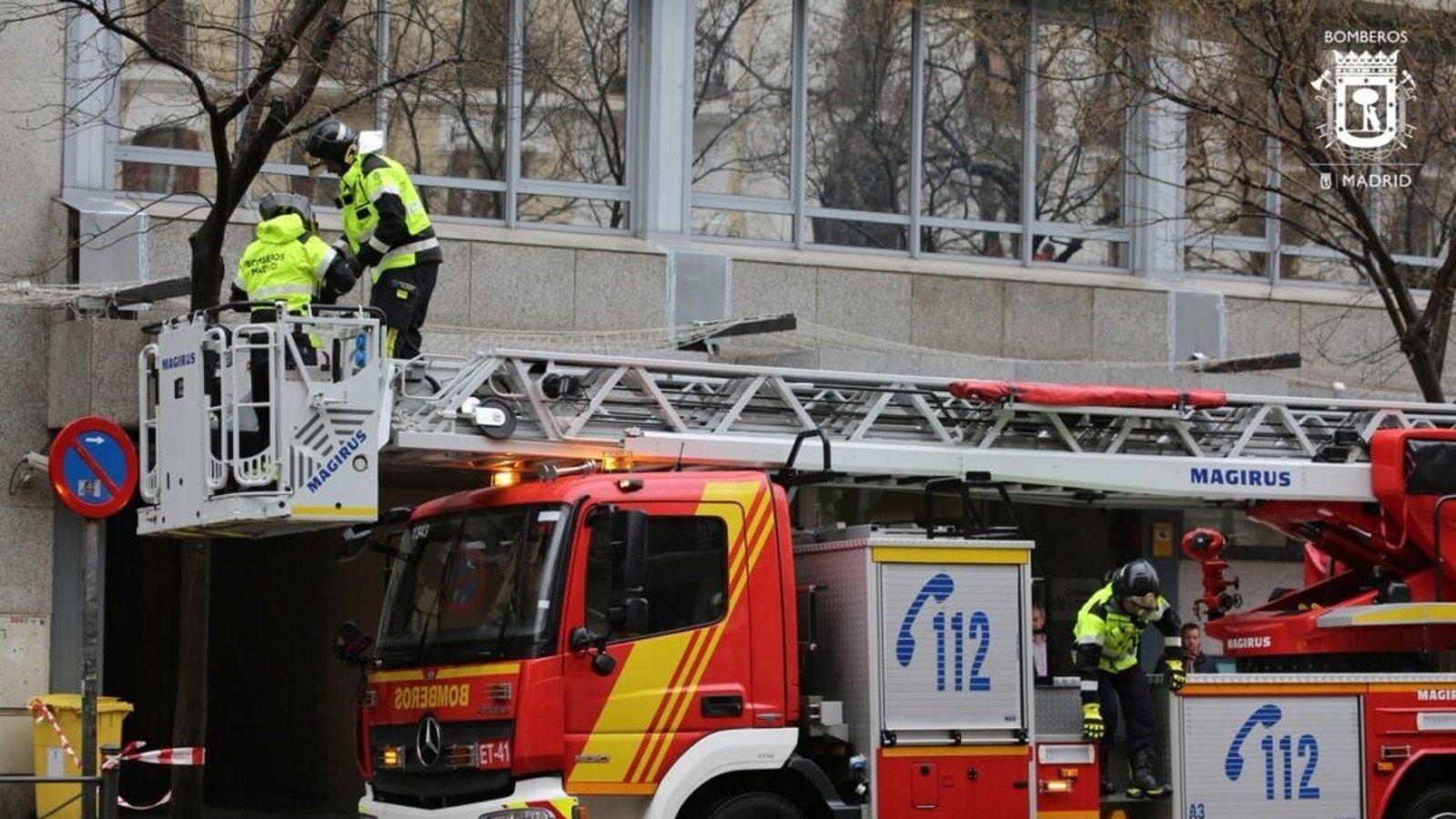 Intoxicada leve una mujer por inhalación de humo por el incendio de su vivienda en Usera