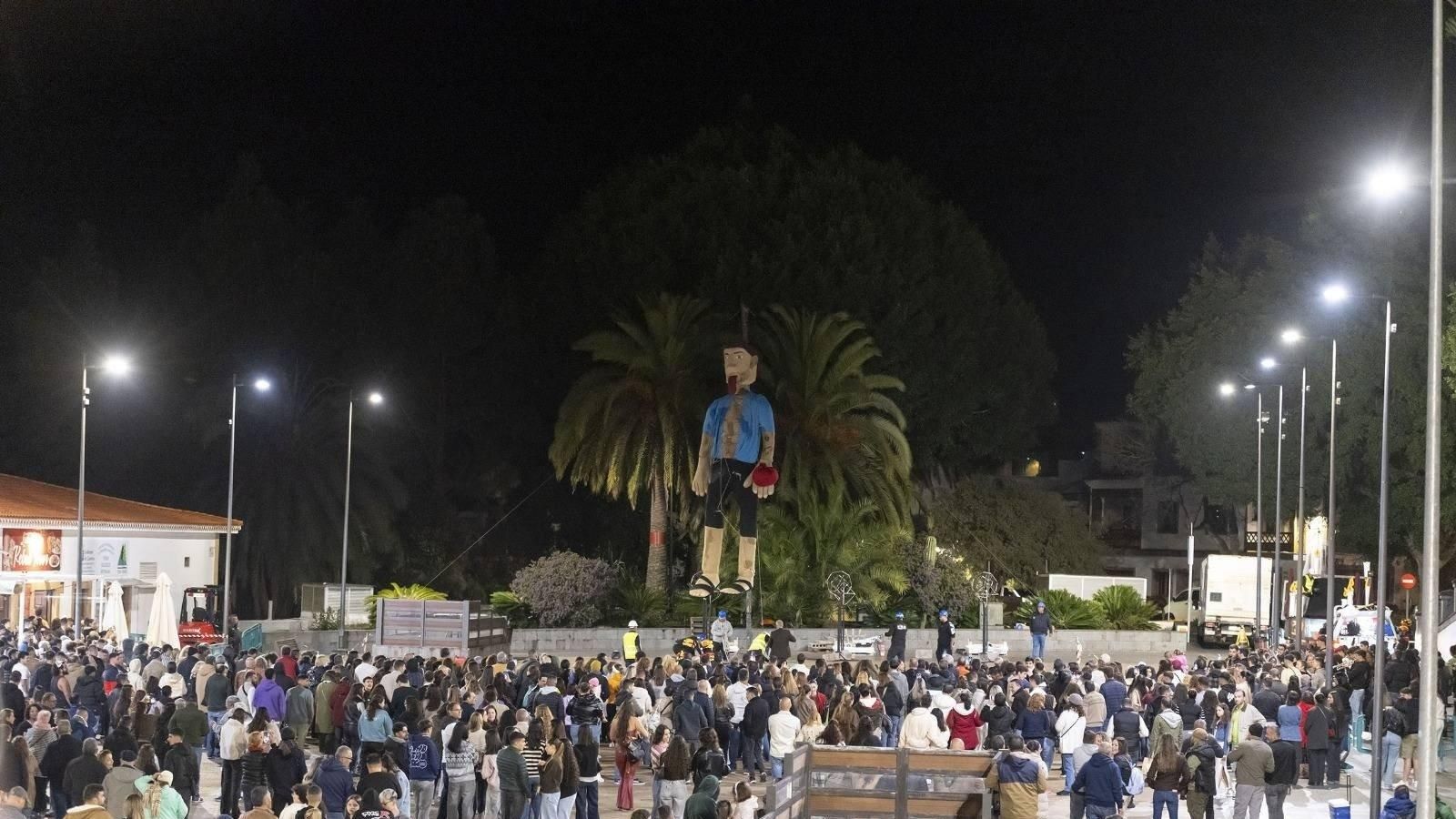 Teror revive la ‘Quema de Judas’ con crítica social y misterio hasta el último momento