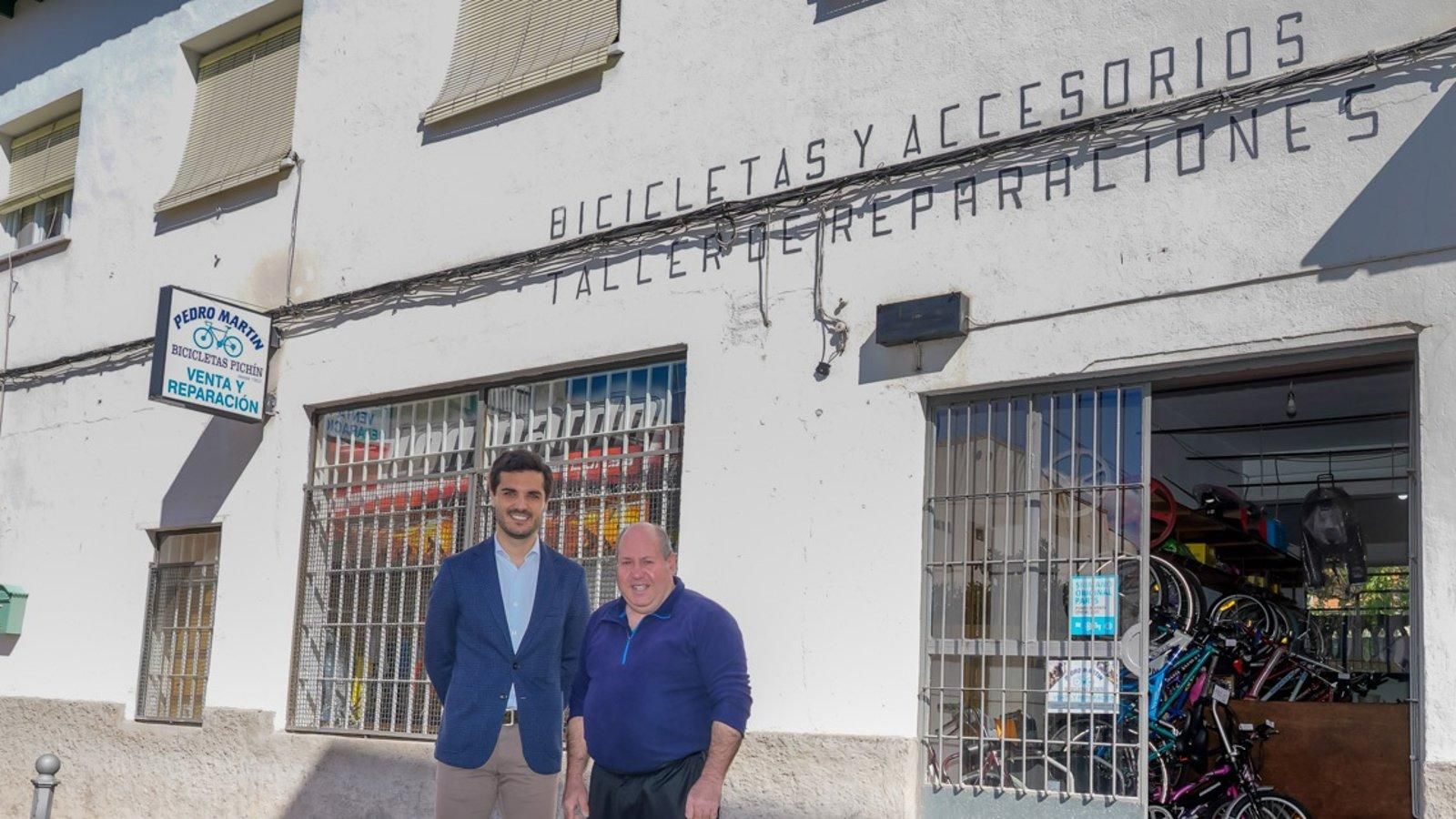 El alcalde visita en Torrejón la tienda Bicicletas Pedro Martin 'Pichin'