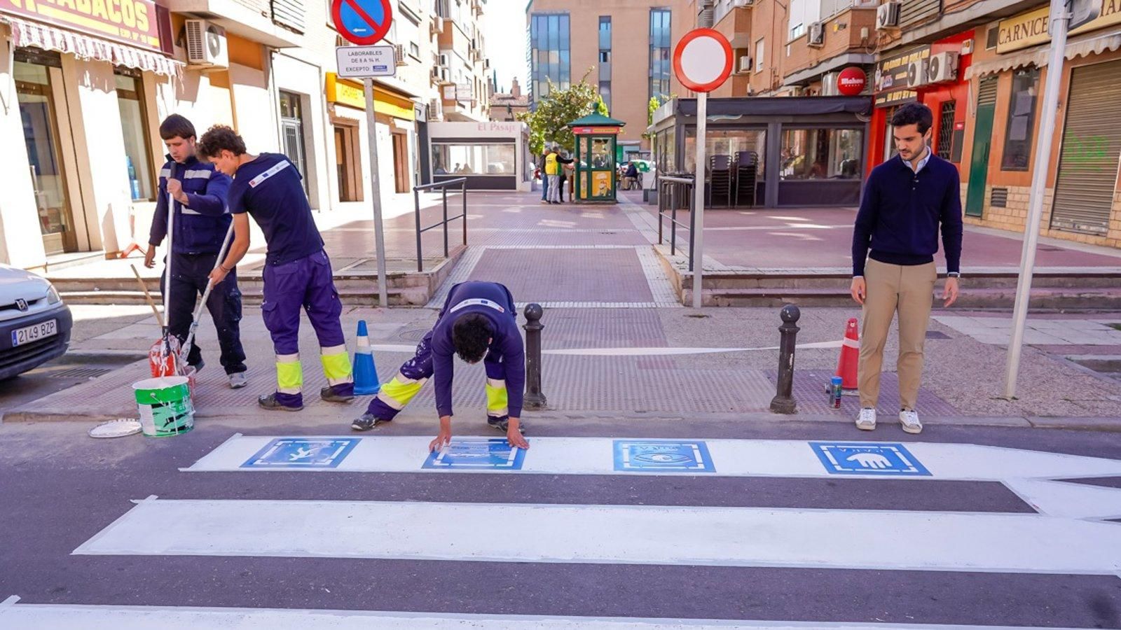 El Ayuntamiento de Torrejón refuerza 41 pasos escolares con pictogramas