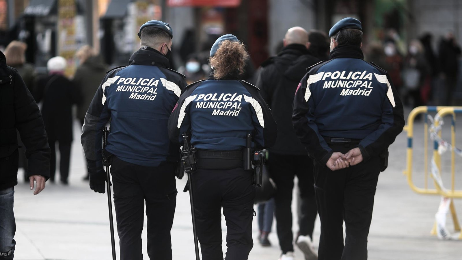La Policía abre ocho actas por drogas y tres por tenencia de armas tras intervenir un arma al responsable en un bar de Usera