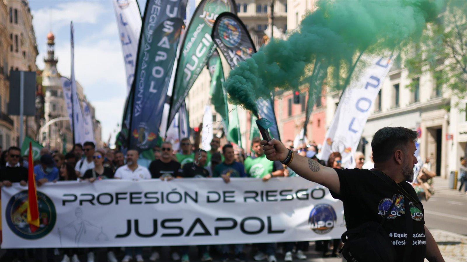 Policías y guardias civiles se manifiestan en Madrid para exigir la jubilación anticipada y la equiparación salarial