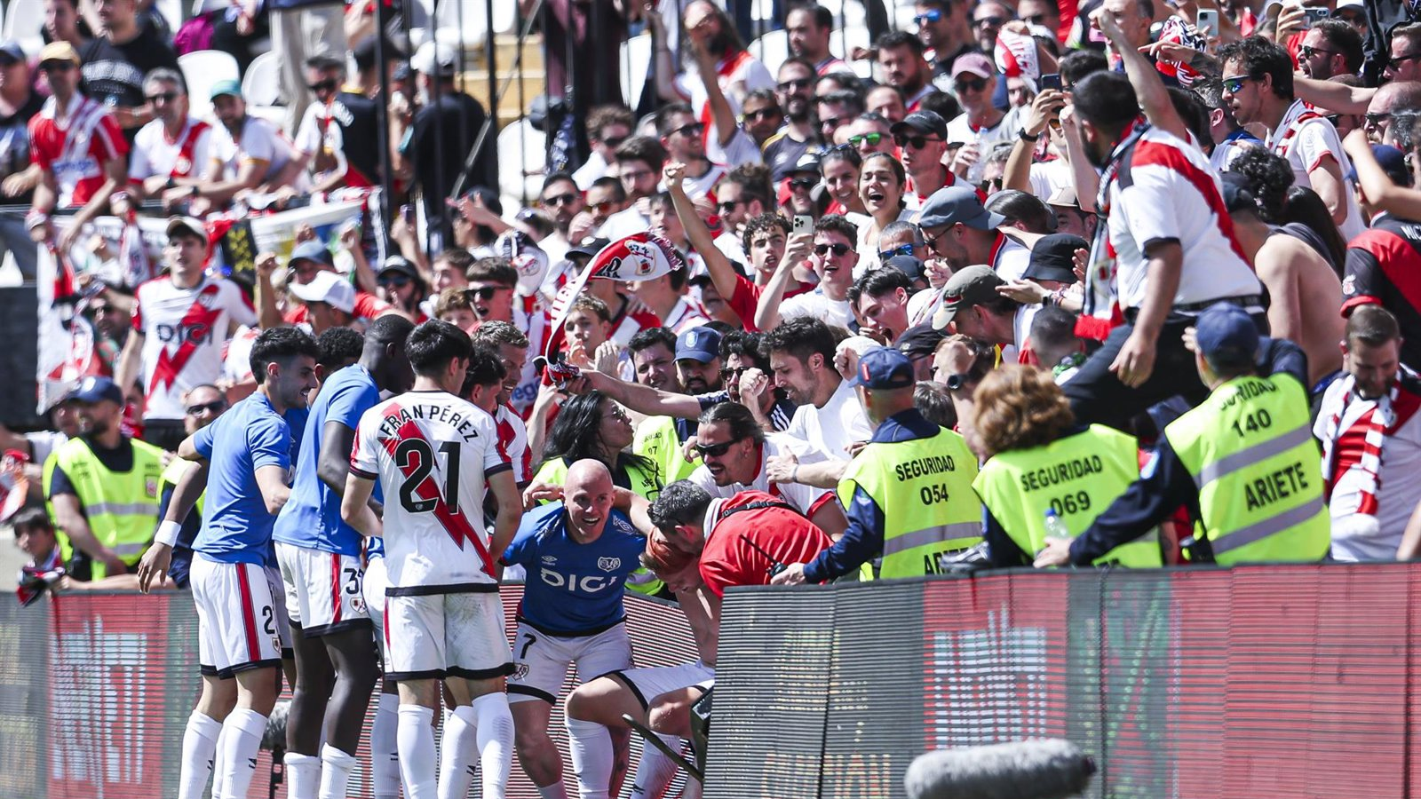 El Rayo firma un empate épico ante la Real y el Elche se aleja del descenso