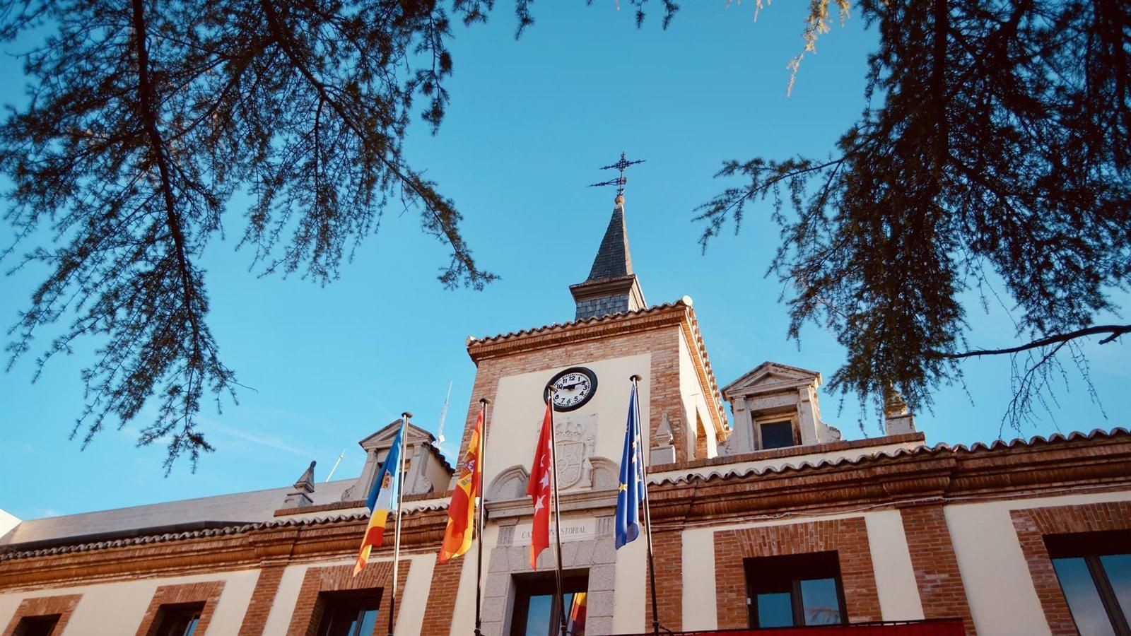 El alcalde de Las Rozas pide explicaciones por la regularización de migrantes