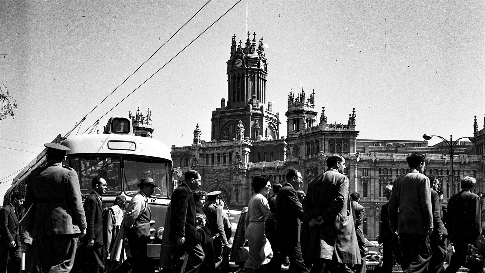Las obras en la Puerta de Alcalá sacan a la luz restos del antiguo tranvía de Madrid