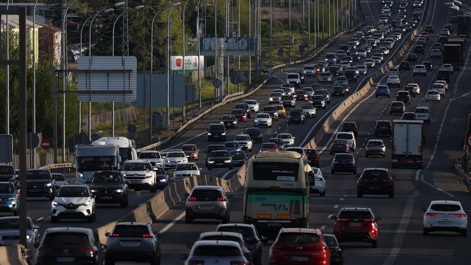 Retenciones en todas las salidas de Madrid al inicio del puente, con especial congestión en la A-5 y la A-42