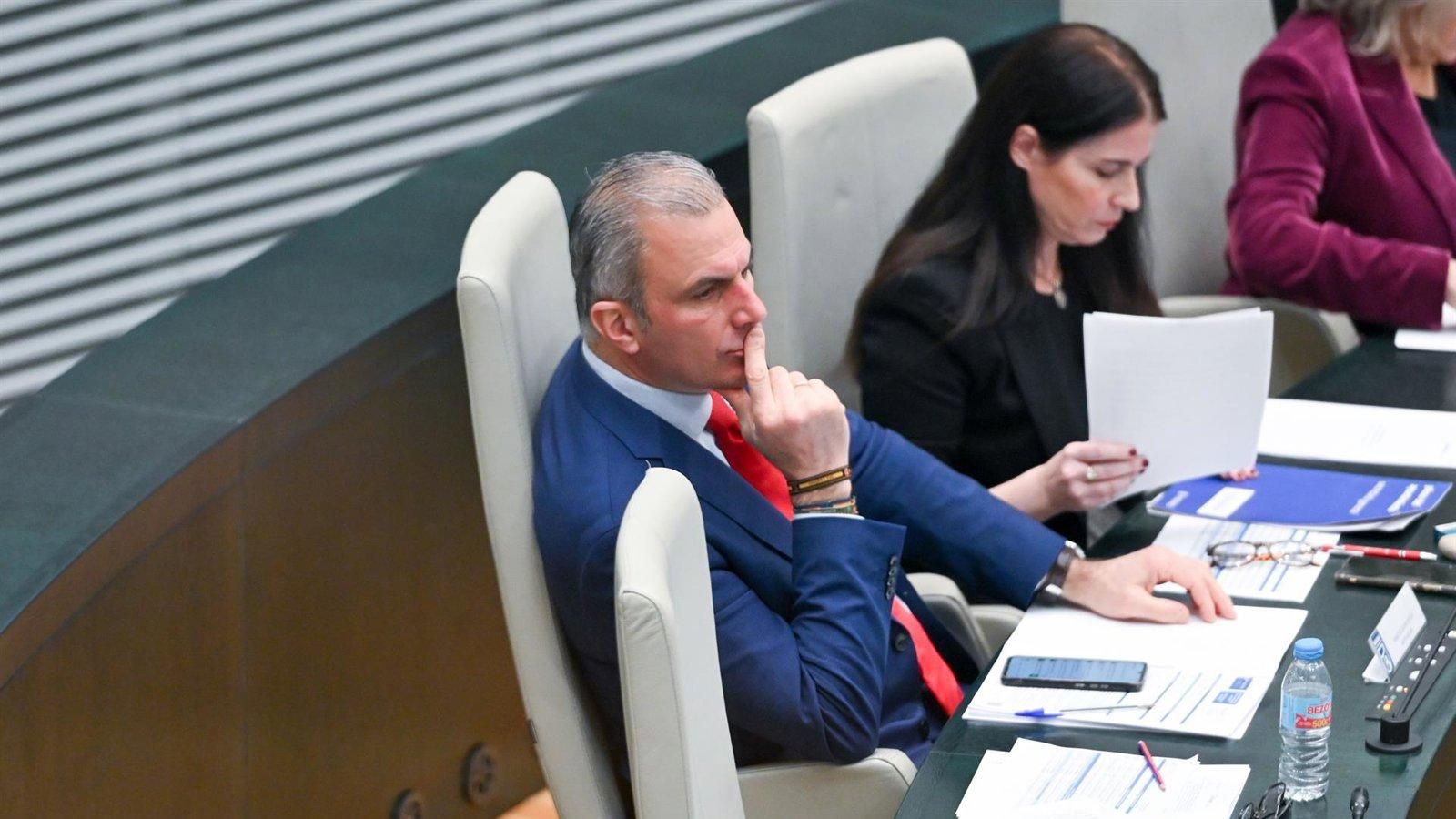 Ortega Smith mantendrá su situación en Cibeles hasta que decida la Justicia