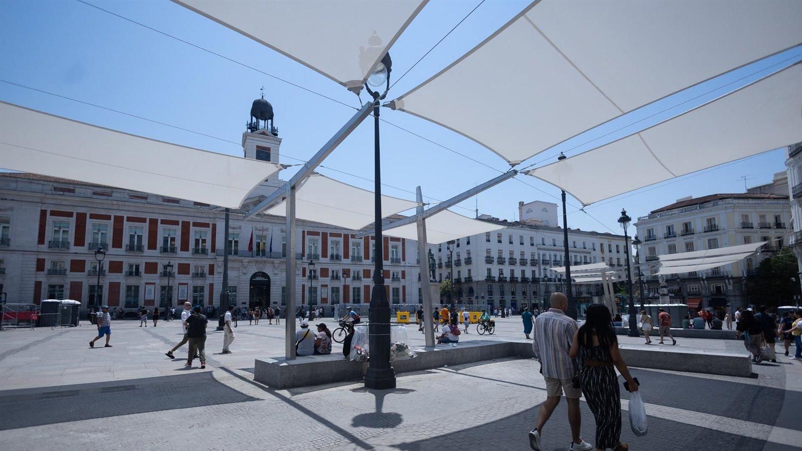 La ciudad de Madrid inicia el montaje de los toldos de la Puerta del Sol