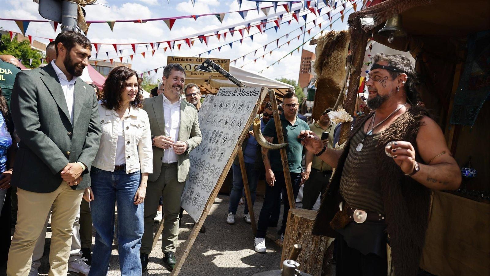 Ayuso anima a visitar la Feria Medieval de El Álamo en su 29 edición