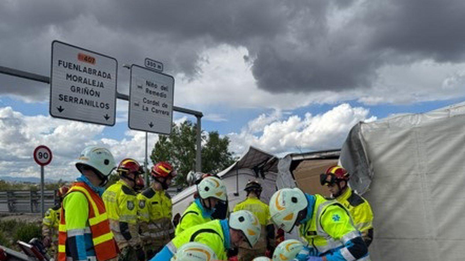Bomberos excarcelan a un conductor tras volcar un camión en la M-407 en Leganés