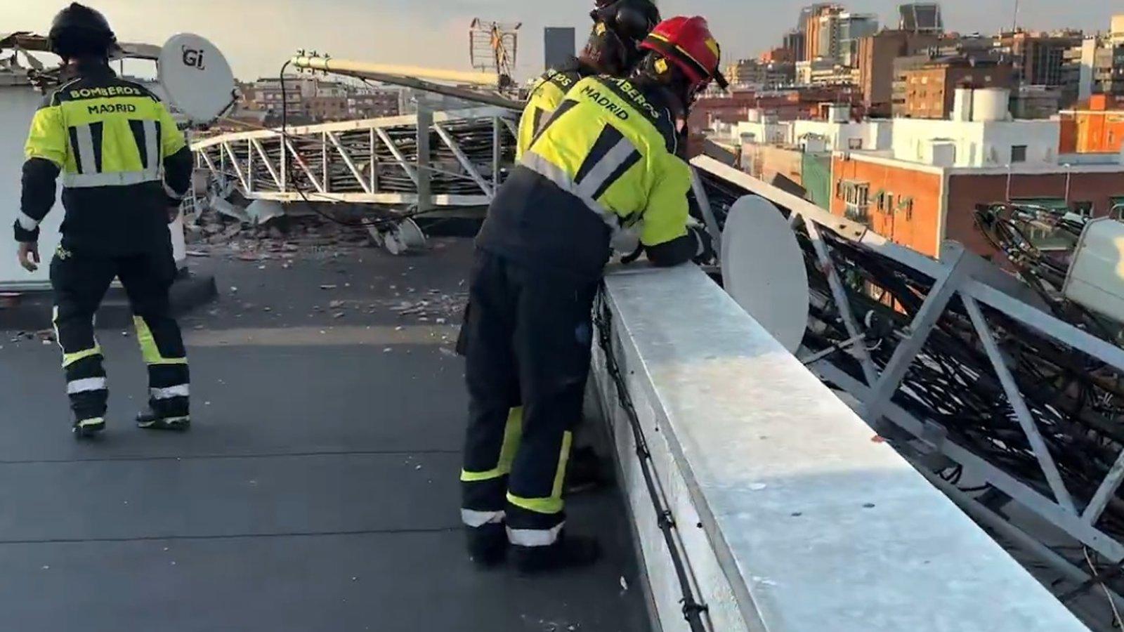Los Bomberos retiran una antena de 20 metros que cayó sobre un edificio en la calle Infanta Mercedes