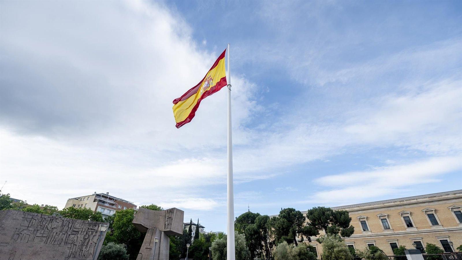 San Isidro arranca en Madrid con el izado de la bandera en Colón