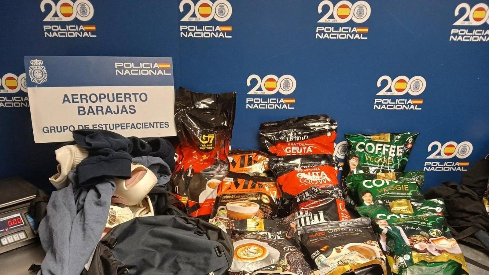 Un hombre y una mujer detenidos en Barajas con 18 kilos de heroína ocultos en paquetes de café
