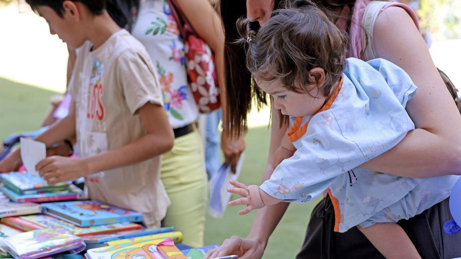 La Feria del Libro lleva más de 600 ejemplares al Hospital Niño Jesús