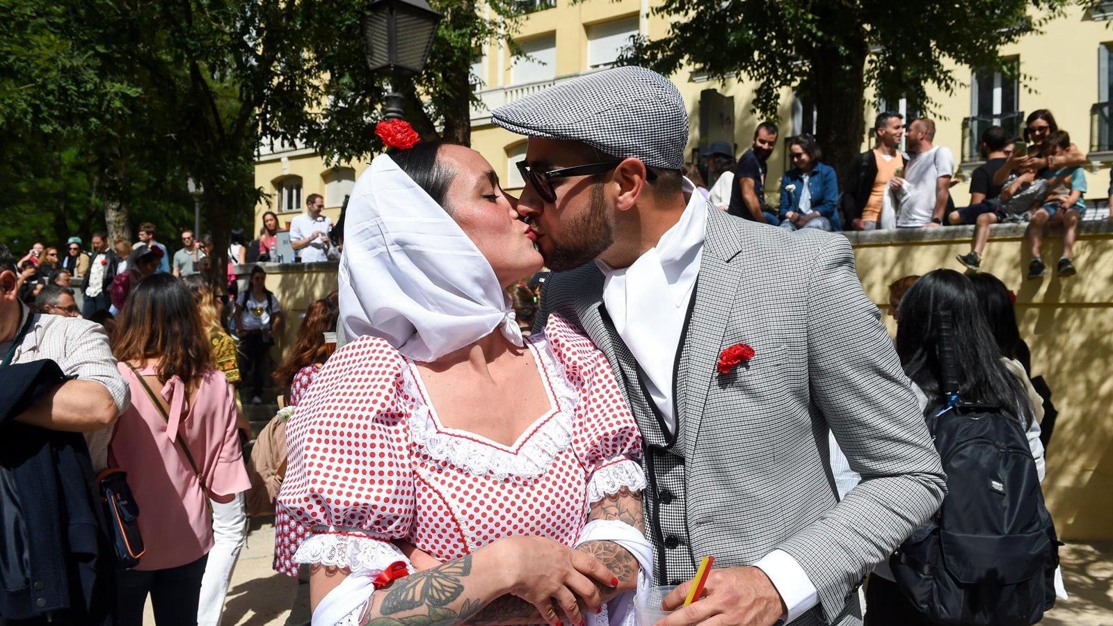Madrid ofrece patrones gratuitos para vestir de chulapo y chulapa en San Isidro