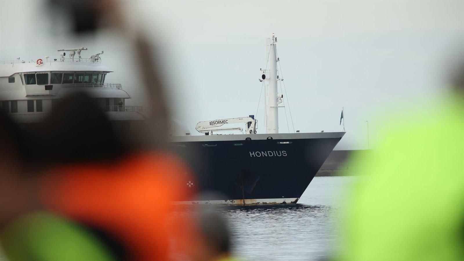 Comienza el desembarco del MV Hondius en Tenerife con la evacuación de los españoles